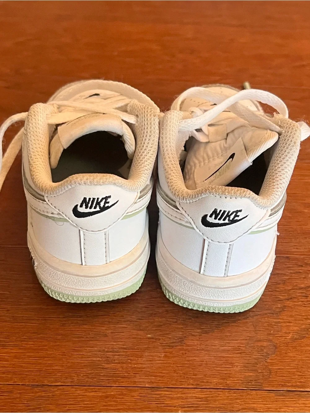 Nike - Children’s White Low-Top Air Force 1 light green detail